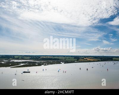 Sutton Suffolk UK Juni 26 2021: Kleine Segelboote an einem klaren und warmen Sommertag auf dem Fluss Deben in Suffolk Stockfoto