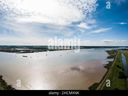 Kleine Segelboote auf dem Fluss Deben in Suffolk an einem klaren und warmen Sommertag Stockfoto