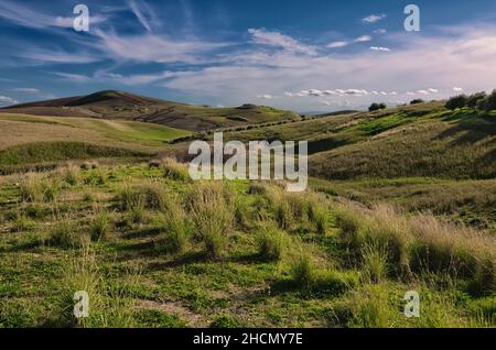 Winterfarbe der ländlichen Landschaft in Sizilien bewölkten Himmel und Landwirtschaft hügelig Stockfoto