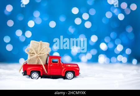 Home Delivery-Konzept. Lieferung von Geschenken im Winter zu Weihnachten und Neujahr. Verkauf, Einkaufen, Merchandising. Hochwertige Fotos Stockfoto