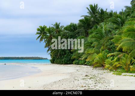 Der wunderschöne Strand und das türkisfarbene Meer auf einem Fuß Insel nicht weit von Aitutaki, einer der Cook Inseln, Südpazifik Stockfoto