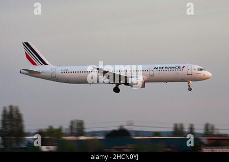 Paris, Frankreich - 18. April 2015: Air France Passagierflugzeug am Flughafen. Flugreisen planen. Luftfahrt und Flugzeuge. Luftverkehr. Globale Internatio Stockfoto