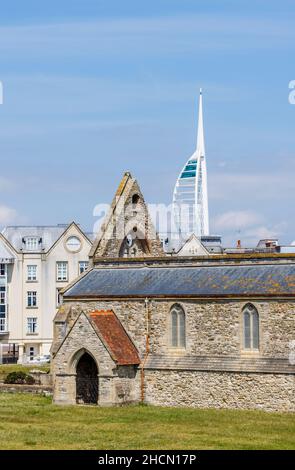 Die ruinierte Royal Garrison Church in Old Portsmouth, bombardiert im Blitz, Portsmouth, Hampshire, Südküste Englands mit dem Spinnaker Tower dahinter Stockfoto