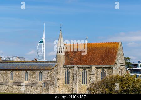 Die ruinierte Royal Garrison Church in Old Portsmouth, bombardiert im Blitz, Portsmouth, Hampshire, Südküste Englands mit dem Spinnaker Tower dahinter Stockfoto