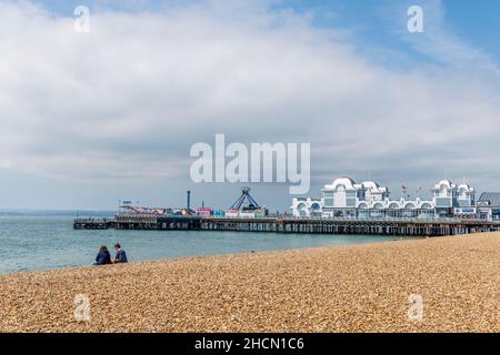 Renovierter South Parade Pier an der Küste von Southsea, Portsmouth, Hampshire, Südküste von England und Kiesstrand Stockfoto