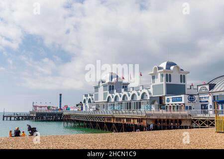 Renovierter South Parade Pier an der Küste von Southsea, Portsmouth, Hampshire, Südküste von England und Kiesstrand Stockfoto