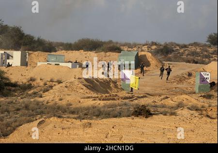 Gaza, Gazastreifen, Palästina. 29th Dez 2021. Gaza, Palästina. 29. Dezember 2021. Kämpfer verschiedener palästinensischer Widerstandsgruppen nehmen an einer gemeinsamen Militärübung im Gazastreifen Teil. Hamas, Islamischer Dschihad und andere kleinere militante Gruppen nahmen an der Übung Teil, bei der die palästinensischen Gruppen ihre militärischen Fähigkeiten und Ausrüstung enthüllten und ihre Verteidigungsfähigkeiten angesichts eines möglichen israelischen Angriffs testeten (Foto: © Yousef Mohammed/IMAGESLIVE via ZUMA Press Wire) Stockfoto