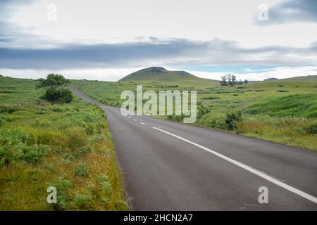 Gerade und einsame Straße mitten auf der Osterinsel, Chile Stockfoto