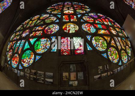 MANIZALES, Kolumbien - 31 Mai: Glasfenster in der Kathedrale-Basilika unserer lieben Frau vom Rosenkranz in Manizales, Kolumbien am 31. Mai 2016. Stockfoto