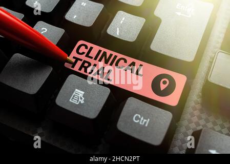 Inspiration mit Vorzeichen für klinische Studie. Wort für Bewertung der Wirksamkeit und Sicherheit von Medikamenten Abstrakte Schreibkraft Üben Speed Typing Stockfoto