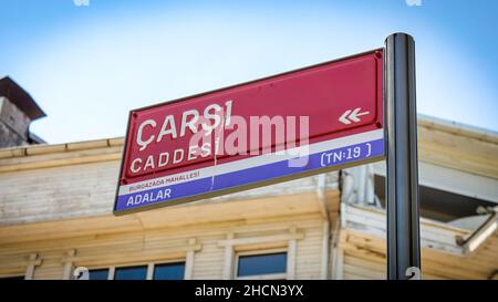 Straßenschild auf der Insel Burgaz. Burgazada, Burgaz Adasi oder kurz Burgaz ist die drittgrößte der Prinzeninseln im Marmarameer Stockfoto