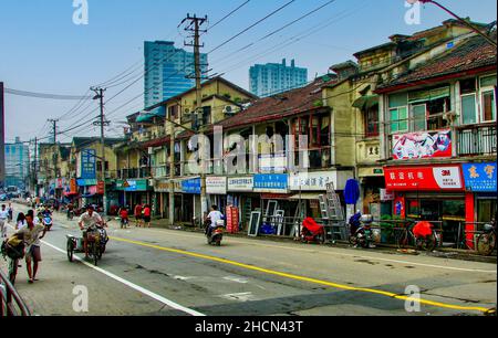 Slum-Gebiet von Shanghai mit Downtown Wolkenkratzern im Hintergrund Stockfoto