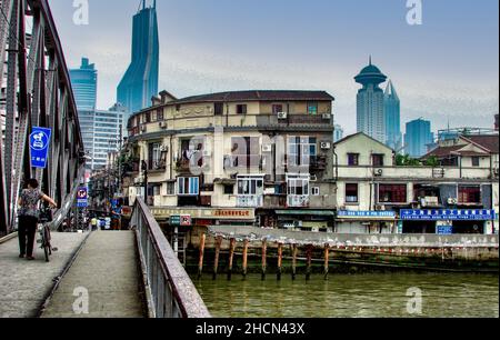 Slum-Gebiet von Shanghai mit Downtown Wolkenkratzern im Hintergrund Stockfoto