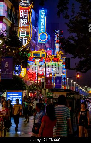 Neonschilder an der Nanjing Road in der Innenstadt von Shanghai Stockfoto