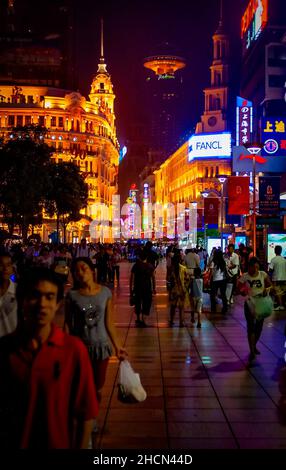 Neonschilder an der Nanjing Road in der Innenstadt von Shanghai Stockfoto