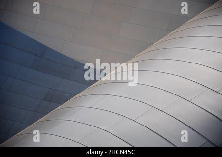 LOS ANGELES - 7. JANUAR 2012: Details zum Dach der Walt Disney Concert Hall in Los Angeles, Kalifornien, USA am 7. Juni 2012. Stockfoto