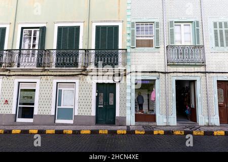 Bunte geflieste Fassaden an Häusern in engen gepflasterten Straßen in der Stadt Horta, Faial, Azoren, Portugal Stockfoto