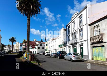 Enge gepflasterte Straßen in der Stadt Horta, Faial, Azoren, Portugal Stockfoto