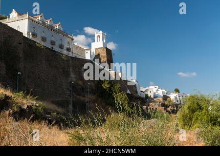 Die Außenmauern der historischen Stadt Mertola von unten gesehen. Alentejo, Portugal Stockfoto