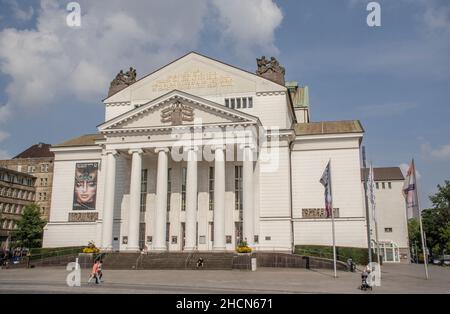 Das Theater Duisburg in der Innenstadt von Duisburg ist von 1911 bis 1912 im neoklassizistischen Stil nach einem Entwurf des Architekten Martin Dülf Stockfoto