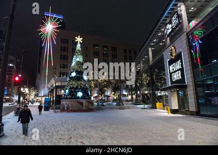 Seattle, USA. 30th Dez 2021. Westlake Center früh am Morgen, nachdem die Stadt von einer weiteren Nacht mit starkem Schneefall getroffen wurde. Der Staat hat in den letzten 5 Tagen spezielle Wetterwarnungen ausgegeben, da gefährliche kalte Temperaturen die Stadt lähmen. Quelle: James Anderson/Alamy Live News Stockfoto