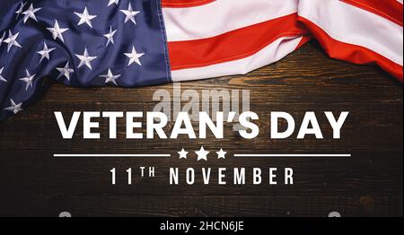 Veterans Day. Ehrt alle, die gedient haben. November 11 Schriftzug mit amerikanischer Flagge auf altem Holzhintergrund oder Hintergrund Stockfoto