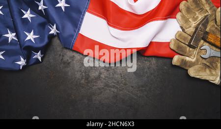 Amerikanische Flagge auf dunklem Metallic-Brett mit alten und abgenutzten Arbeitshandschuhen, Labor Day-Konzept-Bild, Textbereich kopieren Stockfoto