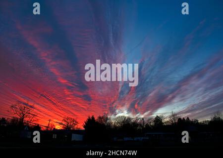 Spectacurar, mehrfarbiger Sonnenuntergang in Easy Brunswick, New Jersey, mit viel stratus Wolkenabdeckung -02 Stockfoto