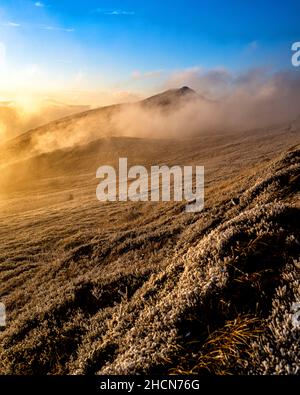 Nationalpark Bieszczady, die Karpaten, Polen. Ein magischer Sonnenuntergang in Polonina Wetlinska. Stockfoto