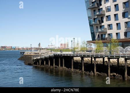 Fort Point ist ein Seekanal, der South Boston von der Innenstadt von Boston trennt. Es fließt in den Hafen von Boston. Die Boston Tea Party trat bei ihr auf Stockfoto