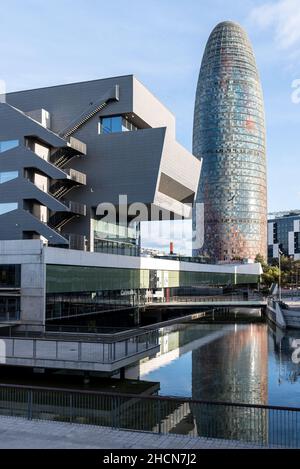 Barcelona - Katalonien, SPANIEN - 11th. Dezember 2021: Torre Agbar und Disseny Hub Gebäude Stockfoto