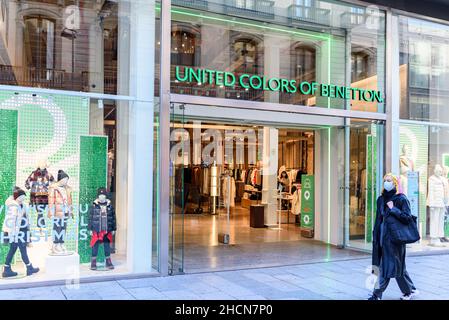 Barcelona - Katalonien, SPANIEN - 27th. Dezember 2021: Benetton-Shop Eingang im Stadtzentrum Stockfoto