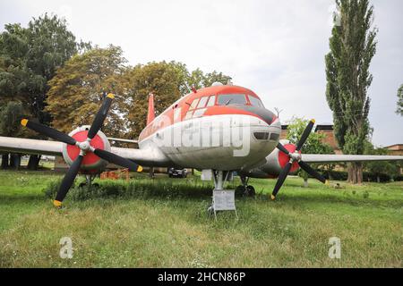KIEW, UKRAINE - 01. AUGUST 2021: Aeroflot Avia AV-14P im Oleg Antonov State Aviation Museum ausgestellt Stockfoto