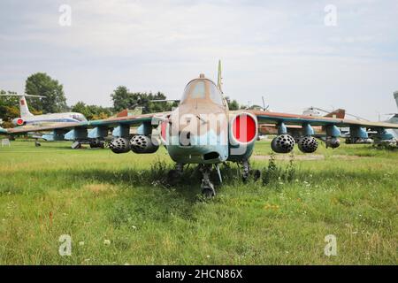 KIEW, UKRAINE - 01. AUGUST 2021: Ukrainische Luftwaffe Sukhoi Su-25 Frogfoot im Oleg Antonov State Aviation Museum ausgestellt Stockfoto