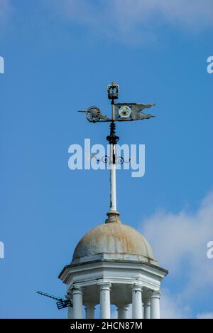 Wettervane an der Royal Military School des Duke of York, der Co-Educational Academy des Duke of York mit militärischen Traditionen in Dover. Pistole und Wimpel Stockfoto