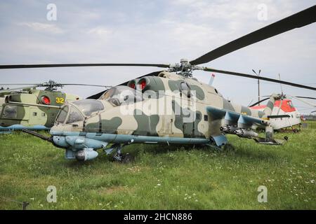 KIEW, UKRAINE - 01. AUGUST 2021: Ukrainische Luftwaffe Mil Mi-24D Hind D im Oleg Antonov State Aviation Museum ausgestellt Stockfoto