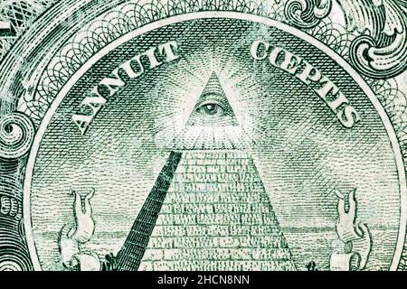 Nahaufnahme des Eye of Providence auf einem alten abgenutzten US-Dollar-Schein. Stockfoto