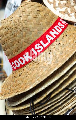 Strohhüte zum Verkauf an Touristen an einem Marktstand im Freien in der Stadt Avarua auf der Hauptinsel Rarotonga auf den Cook-Inseln im Südpazifik Stockfoto