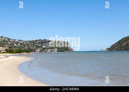 Blick am Strand entlang auf Leisure Isle of the Heads, Knysna, Garden Route, Western Cape, Südafrika Stockfoto