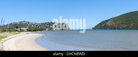 Panorama-Banner mit Blick auf den Strand auf Leisure Isle of the Heads, Knysna, Garden Route, Western Cape, Südafrika und die Knysna Lagoon Stockfoto