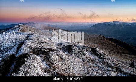 Nationalpark Bieszczady, die Karpaten, Polen. Ein magischer Sonnenuntergang in Polonina Wetlinska. Stockfoto