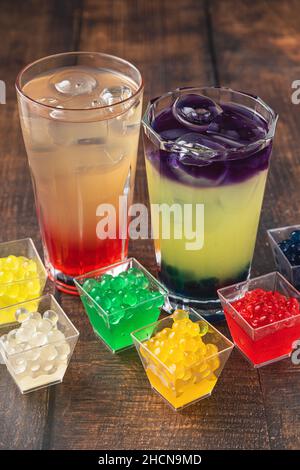 Limonade mit Bubble Tea auf dunklem Holzhintergrund Stockfoto