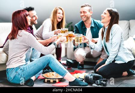 Junge Freunde toasten Bier zu Hause Party nach dem College-Unterricht - Life Style Freundschaft Konzept mit Mitbewohnern Studenten genießen Zeit zusammen Stockfoto