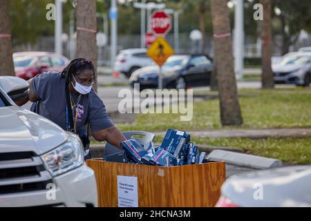 Coconut Creek, Florida, USA. 30th Dezember 2021. Broward County beginnt mit der Verteilung der Lieferung von COVID-19-Schnelltestkits zu Hause an die Bewohner, und beginnt heute, 30th. Dezember 2021. Ein Nachweis über den Wohnsitz in Broward County ist erforderlich, und pro Haushalt sind zwei Kits erforderlich. Kredit: Yaroslav Sabitov/YES Market Media/Alamy Live Nachrichten Stockfoto