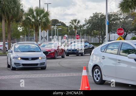 Coconut Creek, Florida, USA. 30th Dezember 2021. Broward County beginnt mit der Verteilung der Lieferung von COVID-19-Schnelltestkits zu Hause an die Bewohner, und beginnt heute, 30th. Dezember 2021. Ein Nachweis über den Wohnsitz in Broward County ist erforderlich, und pro Haushalt sind zwei Kits erforderlich. Kredit: Yaroslav Sabitov/YES Market Media/Alamy Live Nachrichten Stockfoto