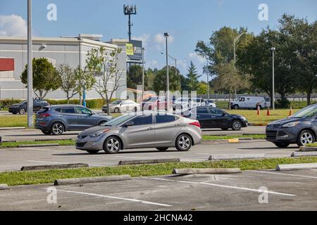 Coconut Creek, Florida, USA. 30th Dezember 2021. Broward County beginnt mit der Verteilung der Lieferung von COVID-19-Schnelltestkits zu Hause an die Bewohner, und beginnt heute, 30th. Dezember 2021. Ein Nachweis über den Wohnsitz in Broward County ist erforderlich, und pro Haushalt sind zwei Kits erforderlich. Kredit: Yaroslav Sabitov/YES Market Media/Alamy Live Nachrichten Stockfoto