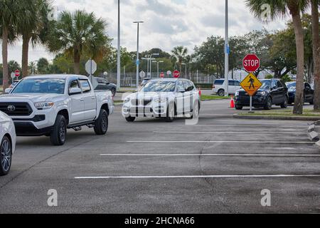 Coconut Creek, Florida, USA. 30th Dezember 2021. Broward County beginnt mit der Verteilung der Lieferung von COVID-19-Schnelltestkits zu Hause an die Bewohner, und beginnt heute, 30th. Dezember 2021. Ein Nachweis über den Wohnsitz in Broward County ist erforderlich, und pro Haushalt sind zwei Kits erforderlich. Kredit: Yaroslav Sabitov/YES Market Media/Alamy Live Nachrichten Stockfoto