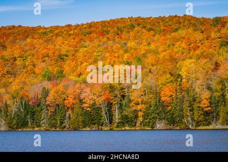 Blick auf den Crystal Lake in der herbstlichen Landschaft von Vermont Stockfoto