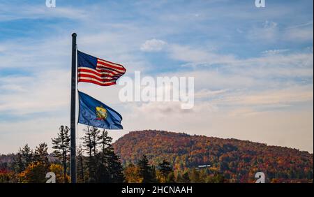 Die Flagge der Vereinigten Staaten und des Bundesstaates Vermont weht an einem Herbsttag im Wind Stockfoto