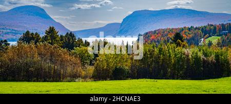 Blick auf den Lake Willoughby in der Herbstlandschaft Stockfoto